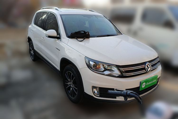 Used Volkswagen Tiguan 2015 1.8TSI Automatic All-Wheel-Drive Luxury Model Front Right 45 Deg