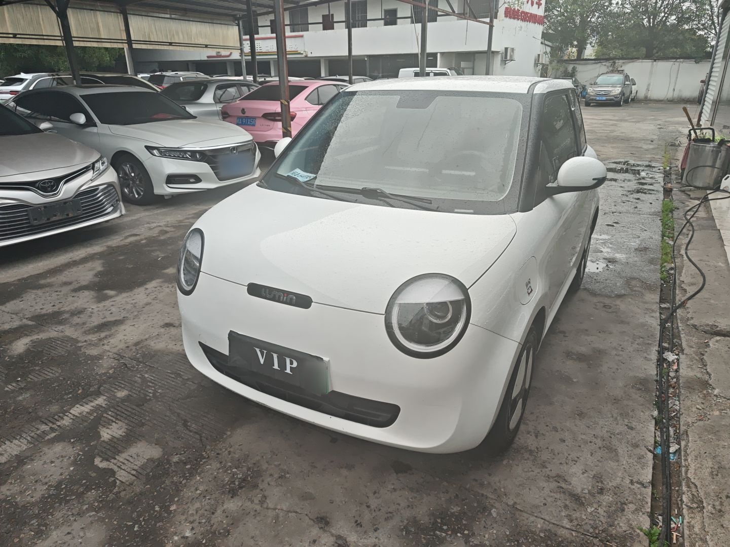 Под передней частью автомобиля