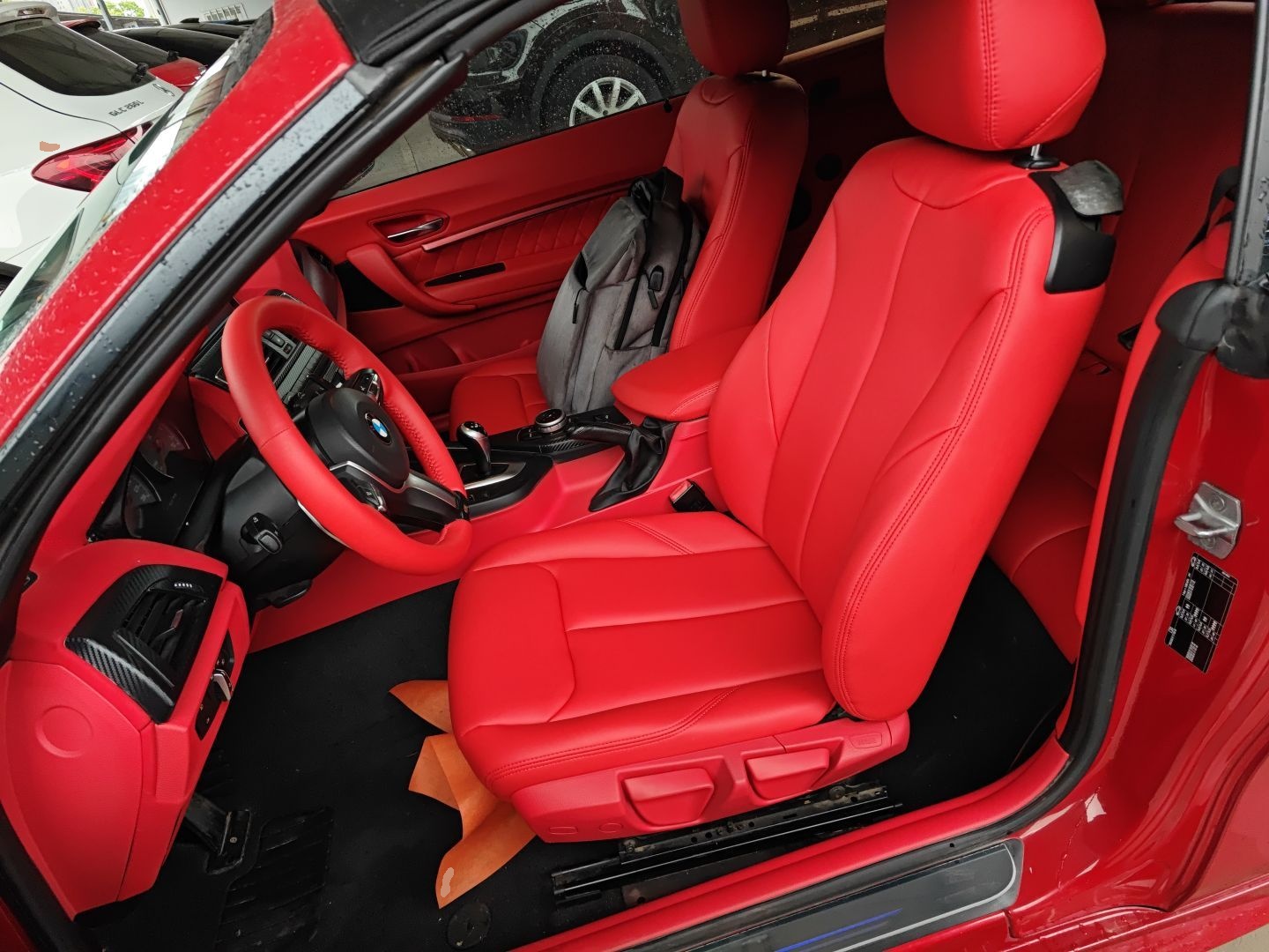 Переднее сиденье в автомобиле