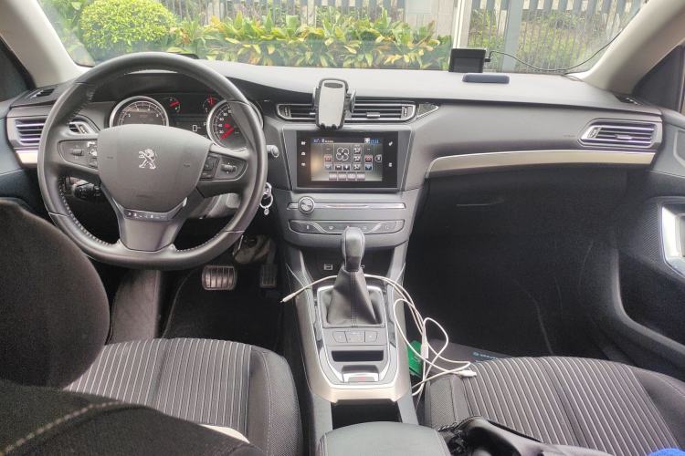 Used Peugeot 408 2015 1.2T Automatic Luxury Edition Center Console