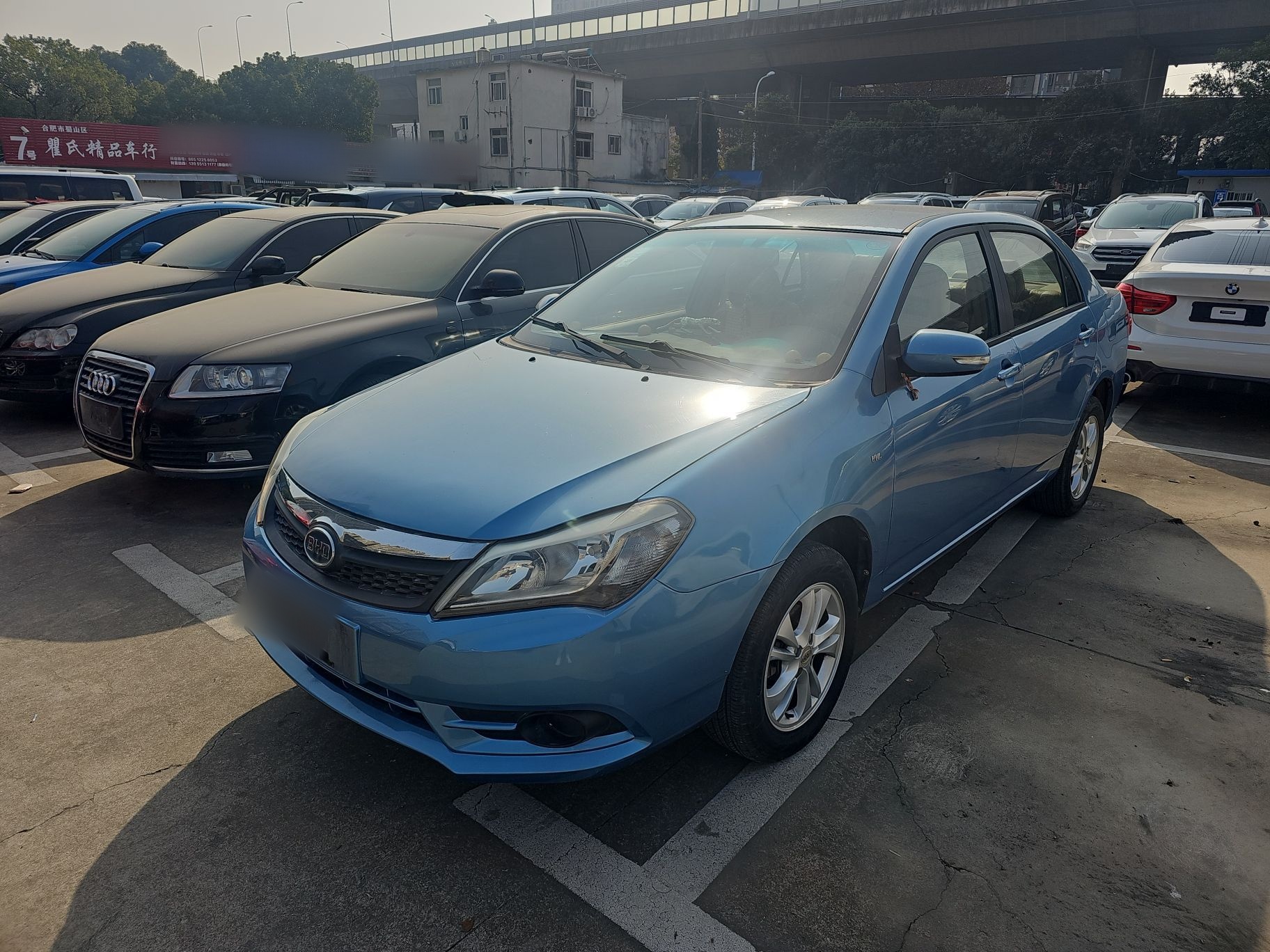 Под передней частью автомобиля