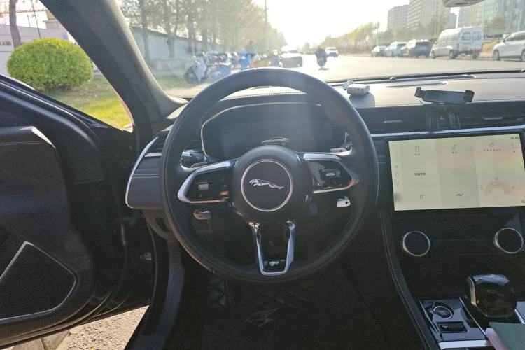 Used Jaguar XFL 2022 XFL 2.0T P250 Two-Wheel-Drive Elite Sport Edition Steering Wheel