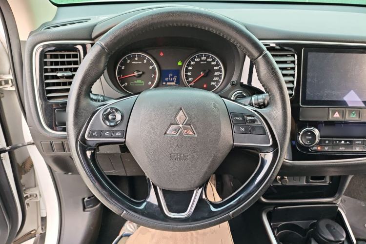 Used Mitsubishi Outlander 2018 2.0L Two-Wheel Drive Glory Edition 5 Seats Steering Wheel