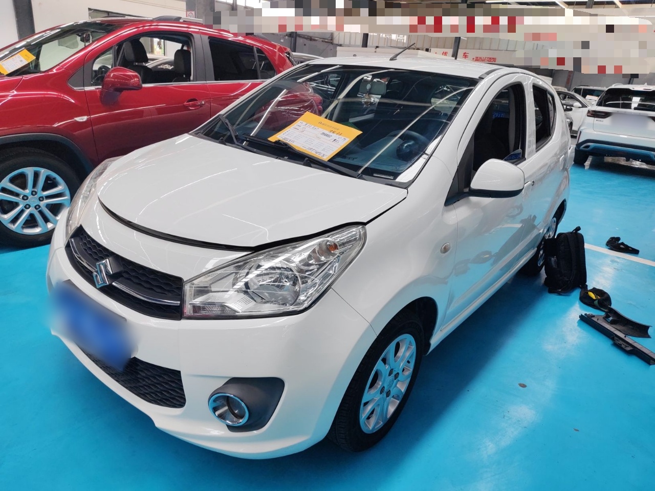 تحت مقدمة السيارة