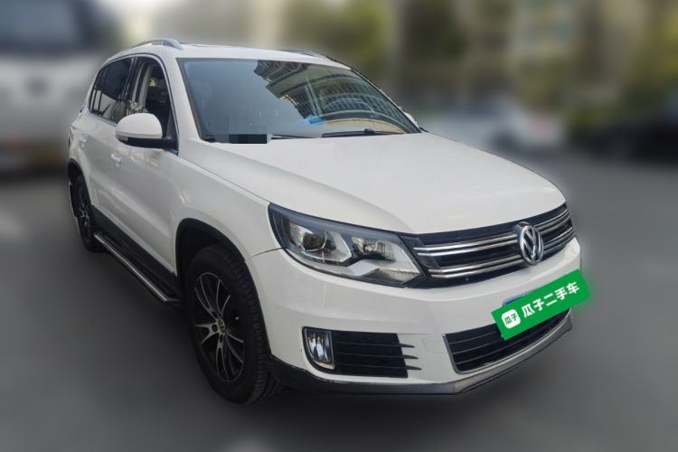 Used Volkswagen Tiguan 2015 1.8TSI Automatic All-Wheel-Drive Luxury Model Front Right 45 Deg