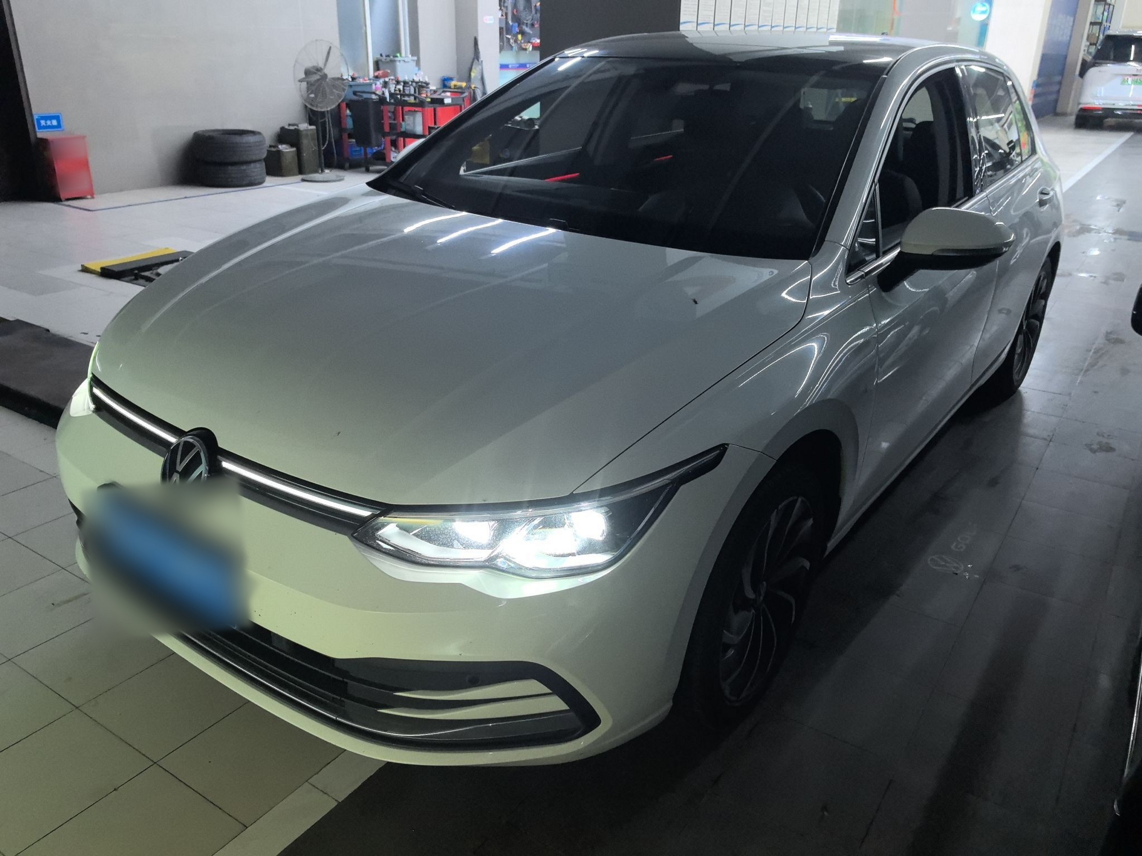 تحت مقدمة السيارة