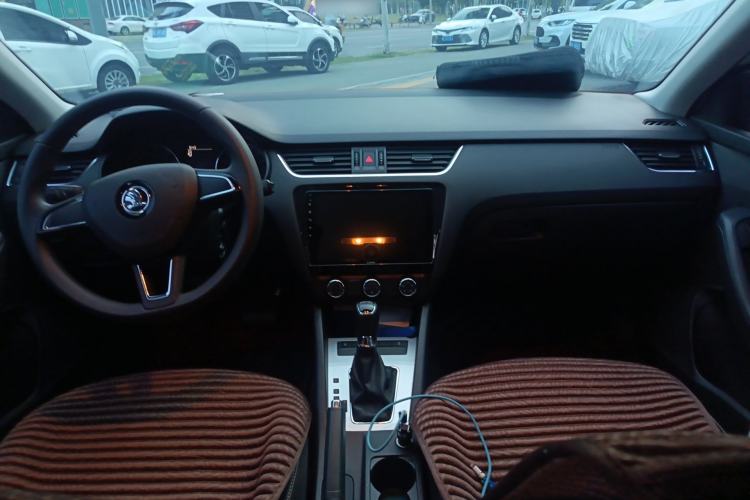 Used Skoda Octavia 2017 1.6L Automatic Chuanxing Edition Center Console