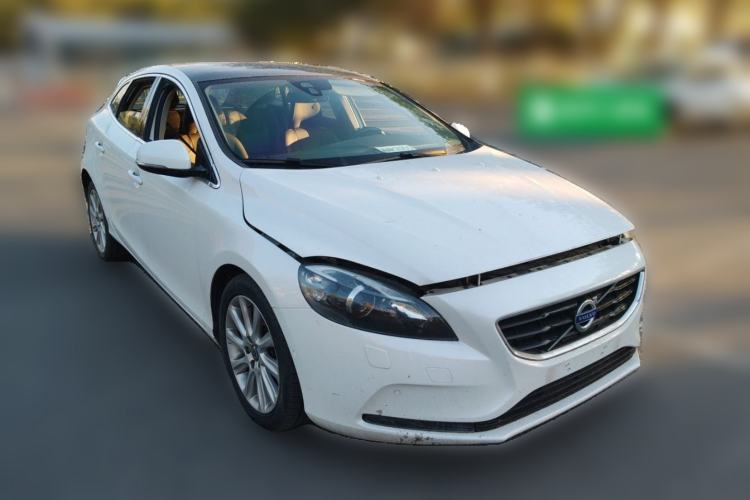 Used Volvo V40  Front Right 45 Deg