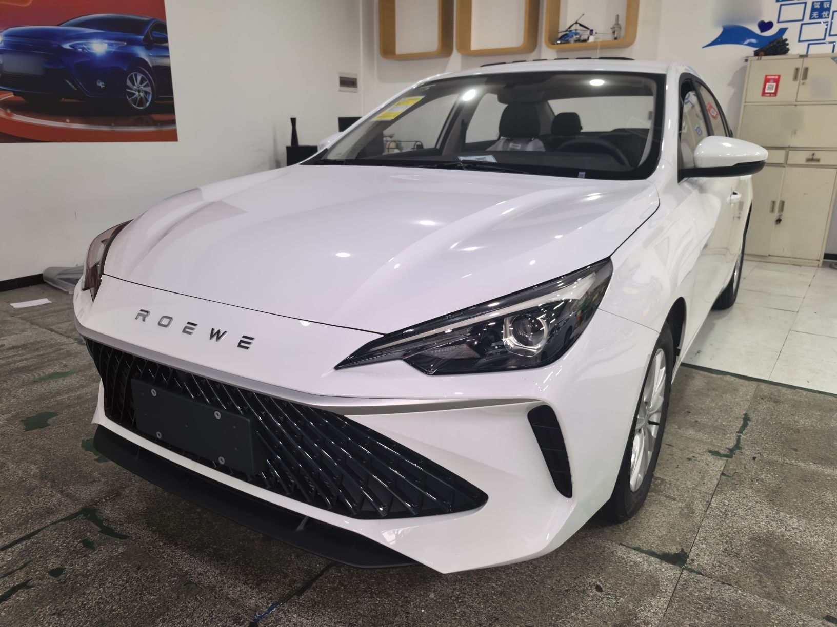 تحت مقدمة السيارة