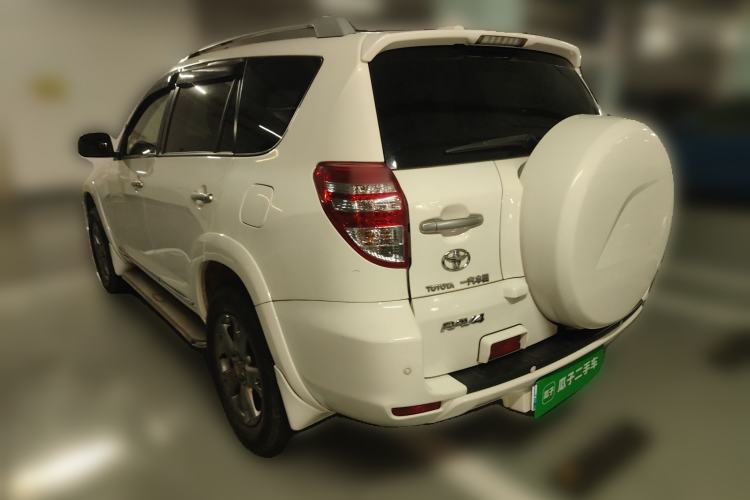 Used Toyota RAV4 2012 Luxurious 2.4L Automatic 4x4 with Stylish Features
