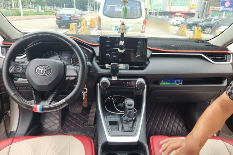 Used Toyota Wildlander 2022 Updated Version 2.0L CVT Two-Wheel Drive Leading Edition Center Console