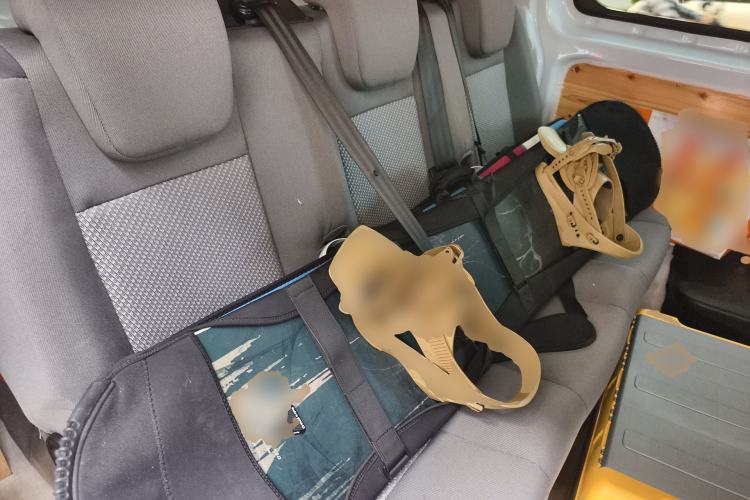 Used Ford Transit 2022 2.0T Gasoline Multi-Purpose Commercial Vehicle Mid-Drive Low-Roof Design with Dual Rear Doors Meeting China VI Emission Standards
