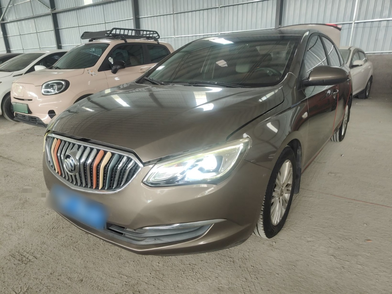 Под передней частью автомобиля