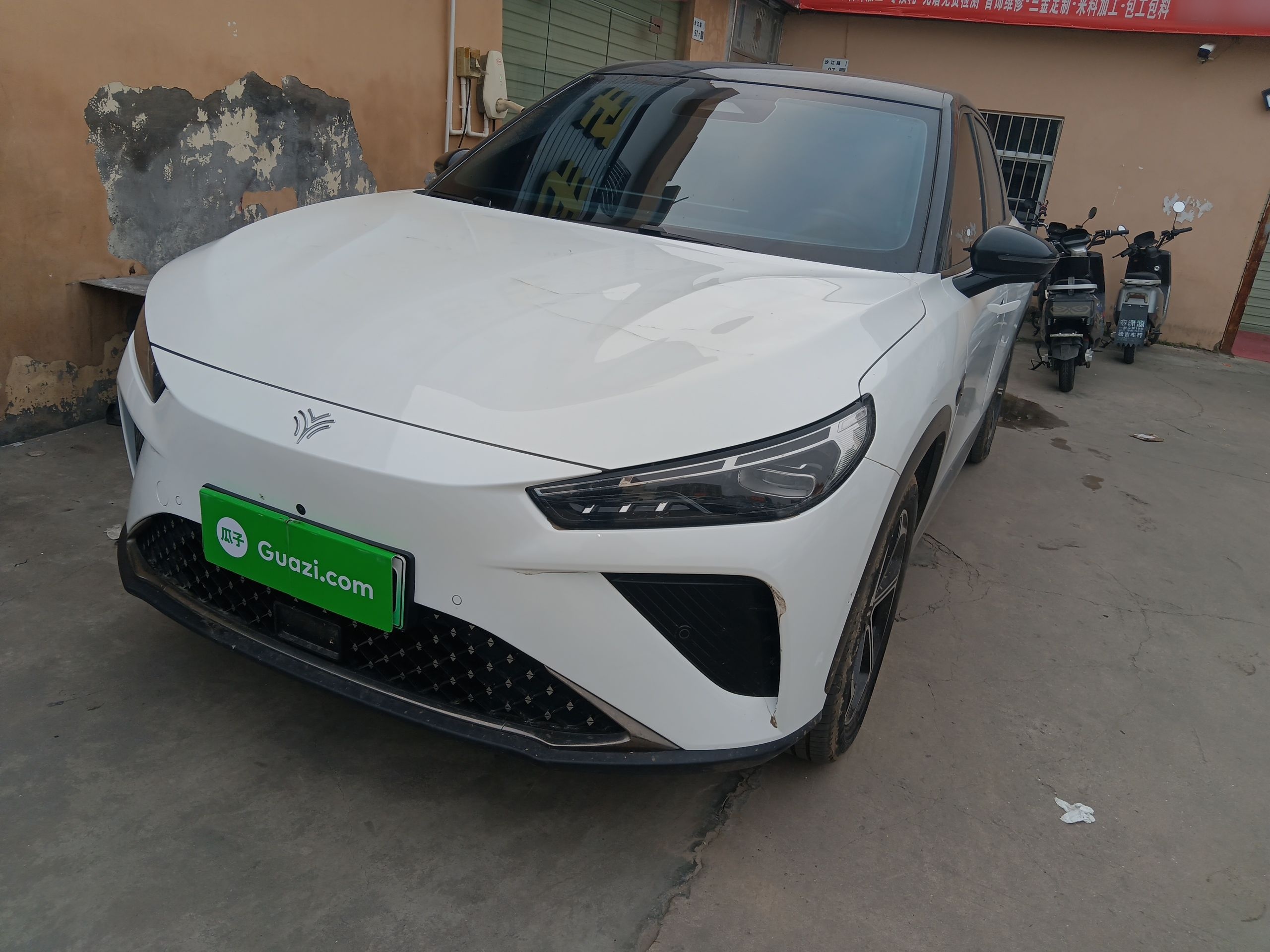 تحت مقدمة السيارة