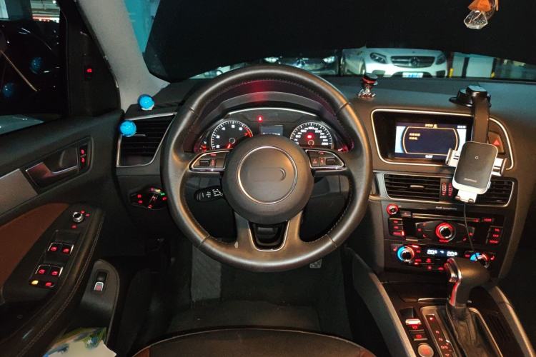 Used Audi Q5 2018 Collector's Edition 40 TFSI Technology Model Steering Wheel