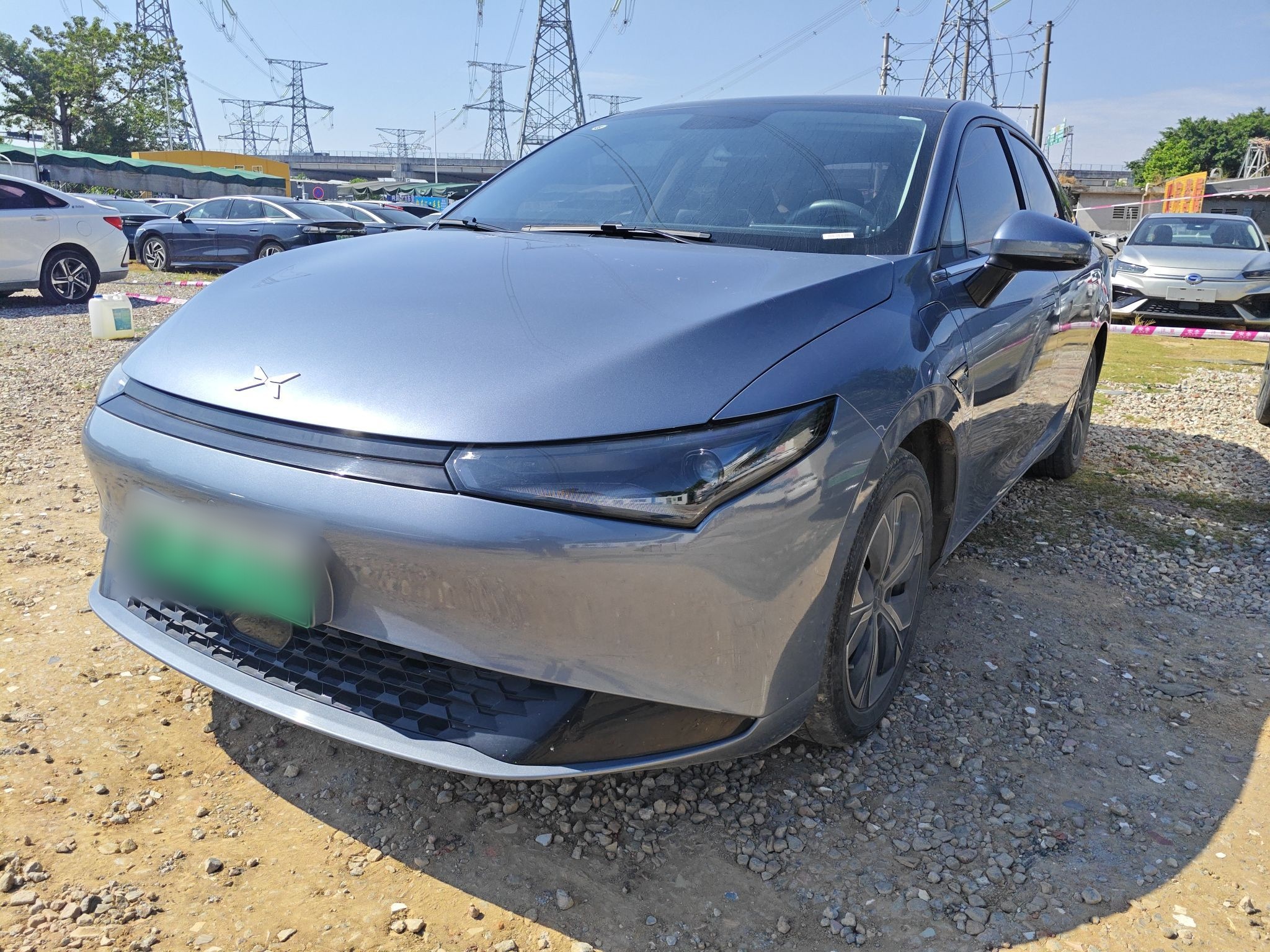 تحت مقدمة السيارة