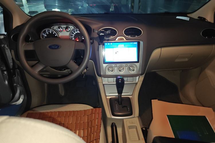 Used Ford Focus 2013 Sedan Classic 1.8L Automatic Base Model Center Console