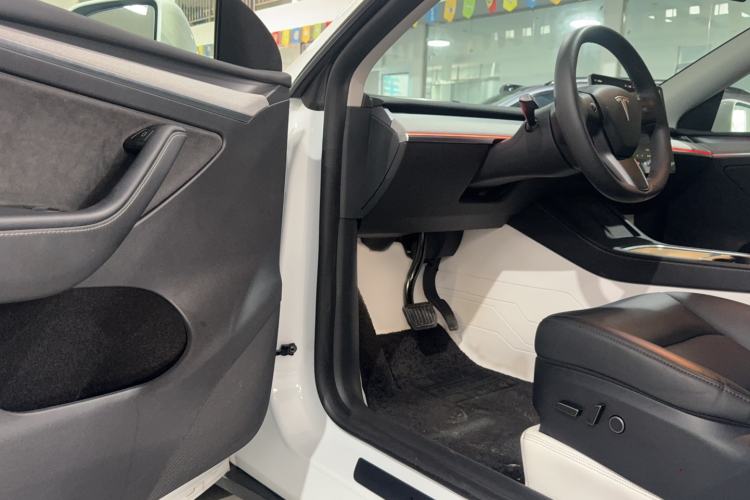 Used Tesla Model Y 2024 Rear-Wheel-Drive Version Interior 1