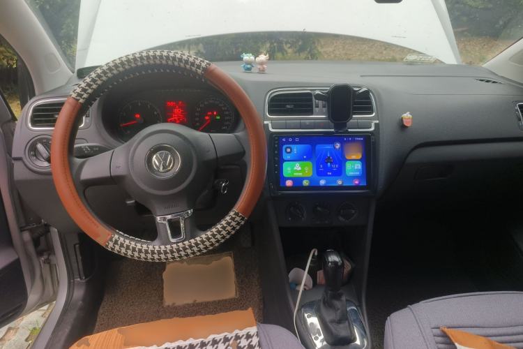 Used Volkswagen Polo 2013 1.4L Automatic Comfort Edition Center Console