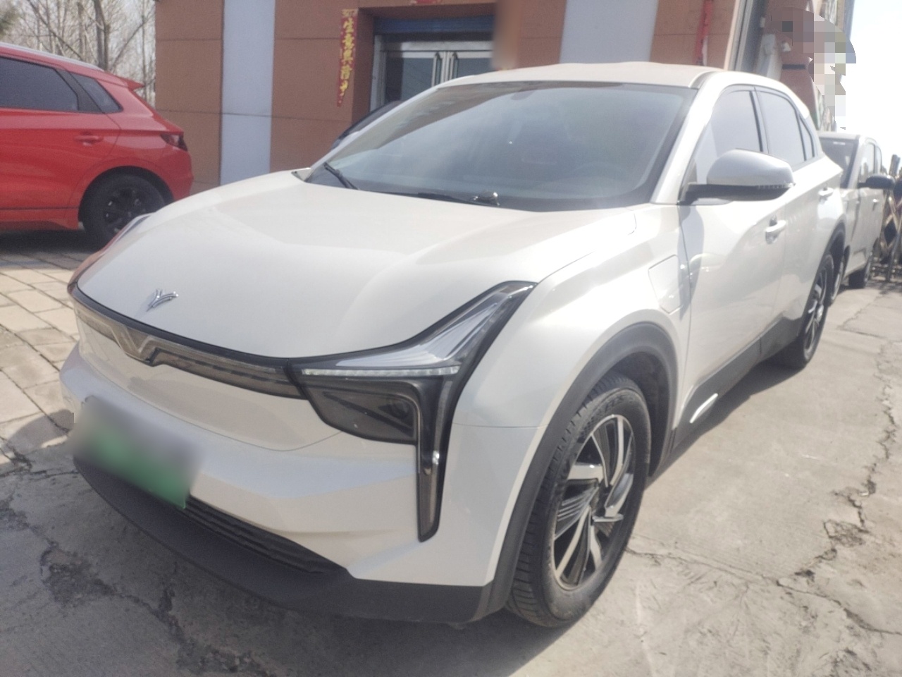 تحت مقدمة السيارة