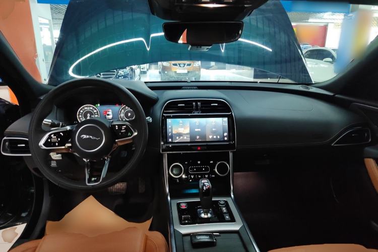 Used Jaguar XEL 2022 2.0T 250 PS R-DYNAMIC S Advanced Sport Edition Center Console