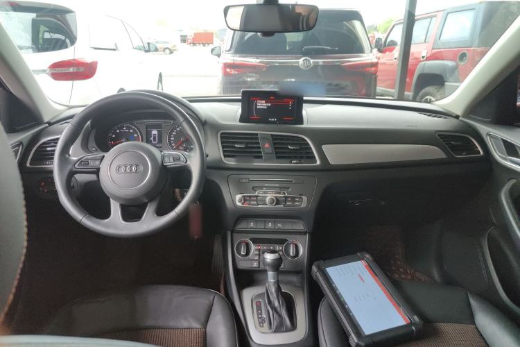 Used Audi Q3 2018 30 TFSI Fashion Edition Collector's Version Center Console