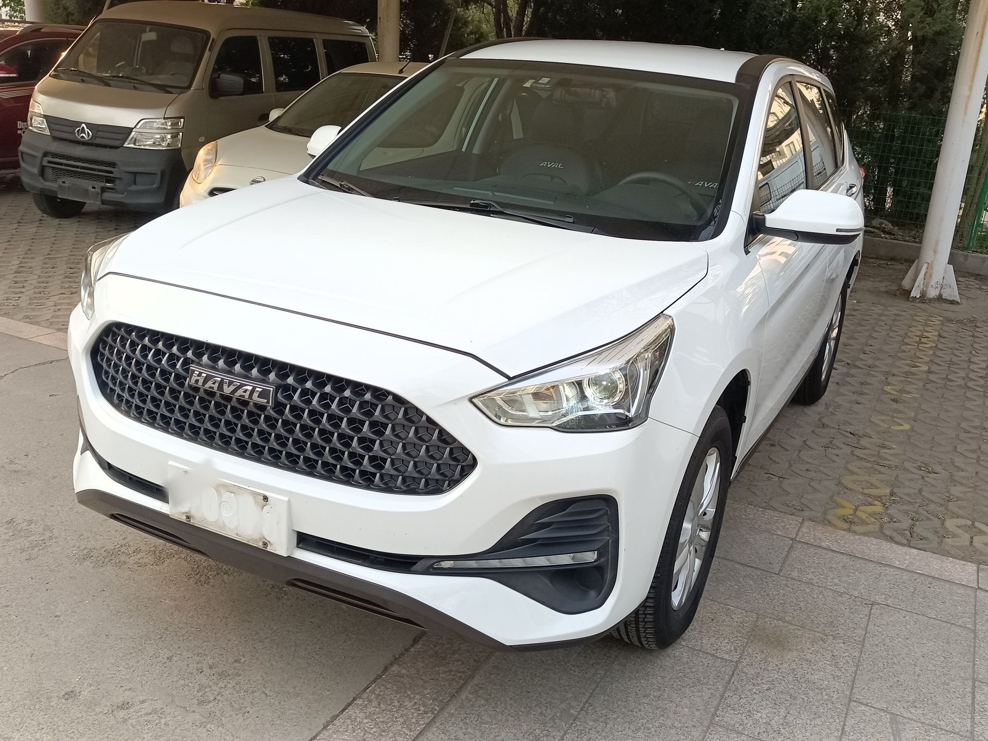 Под передней частью автомобиля