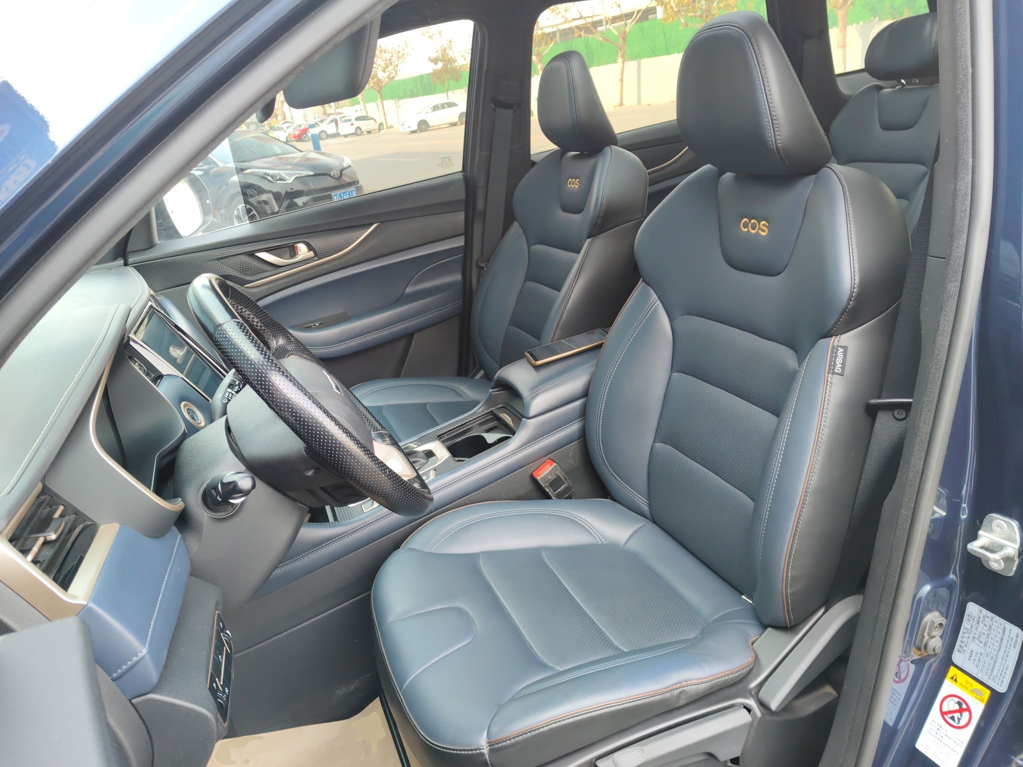 المقاعد الأمامية داخل السيارة