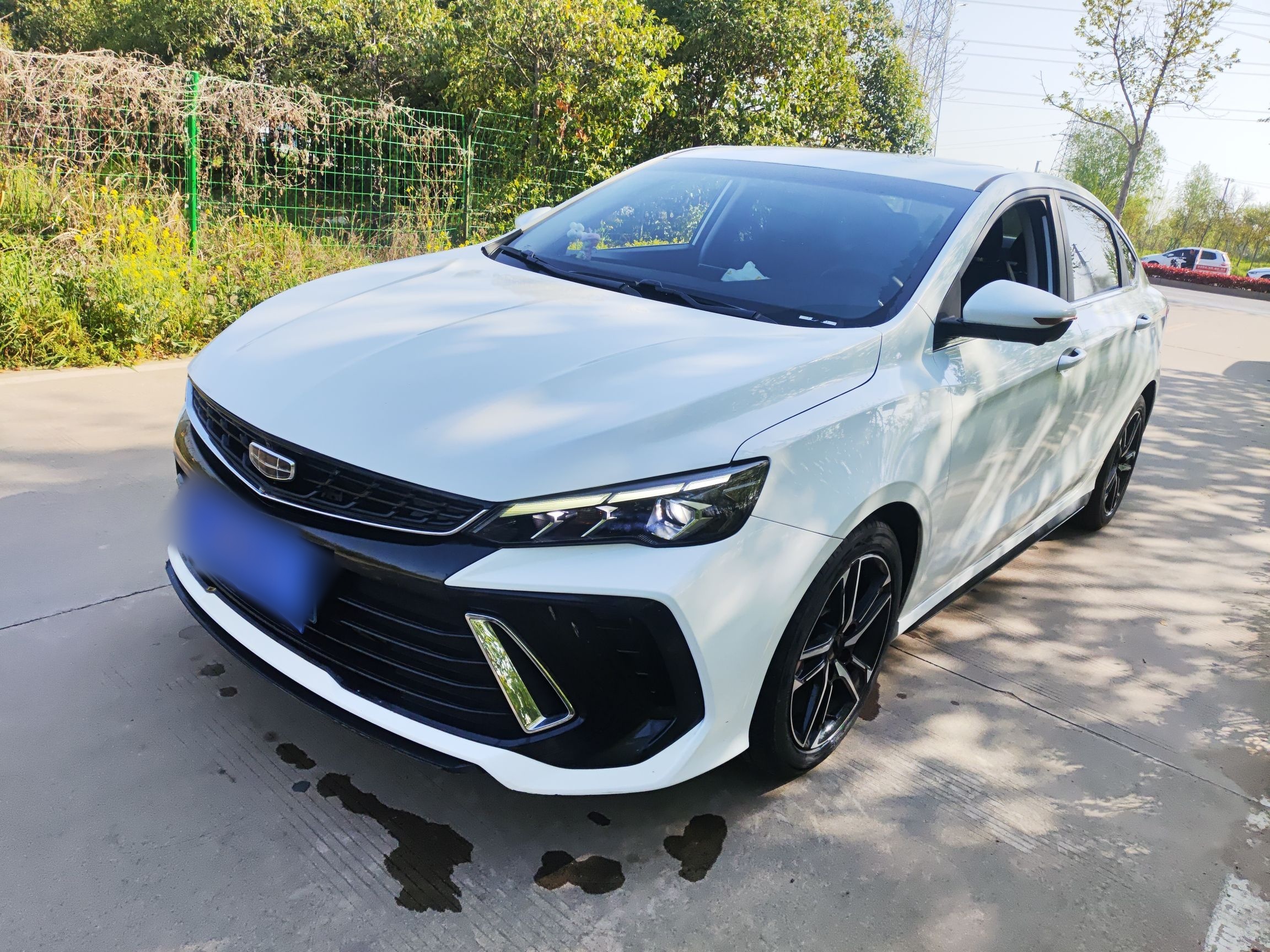 تحت مقدمة السيارة