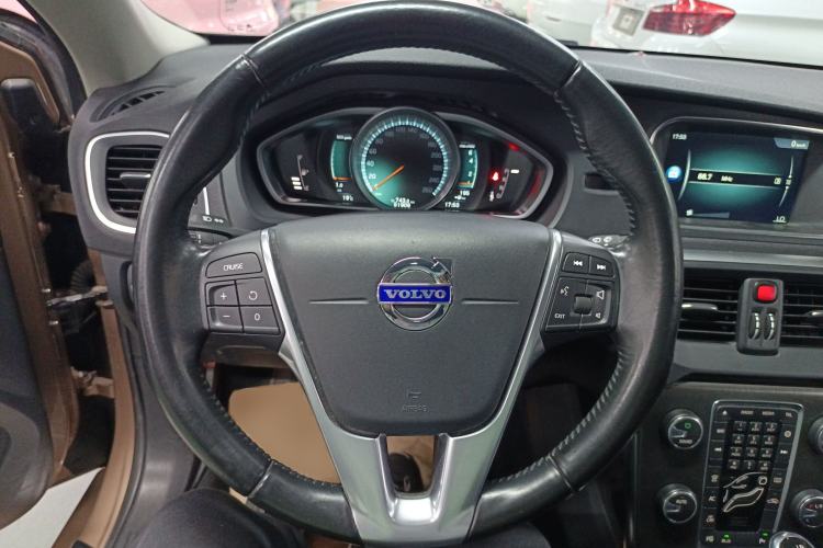 Used Volvo V40 2015 1.6T Zhiya Edition