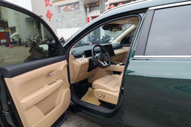 Used Landian E5 PLUS 2025 120km Standard Travel Custom Edition 7 Seats Interior 9