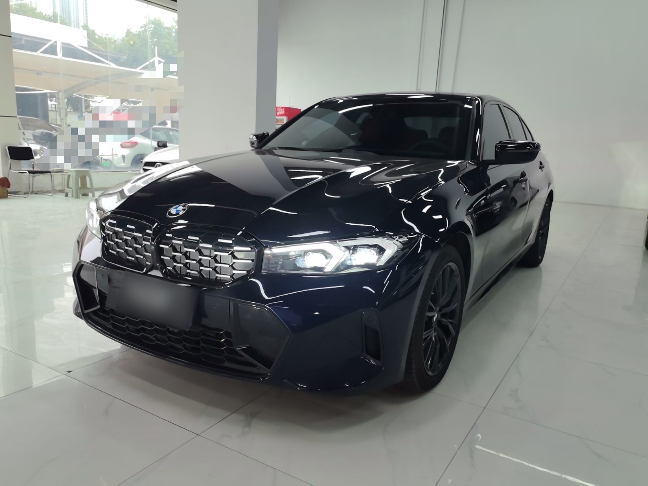 تحت مقدمة السيارة