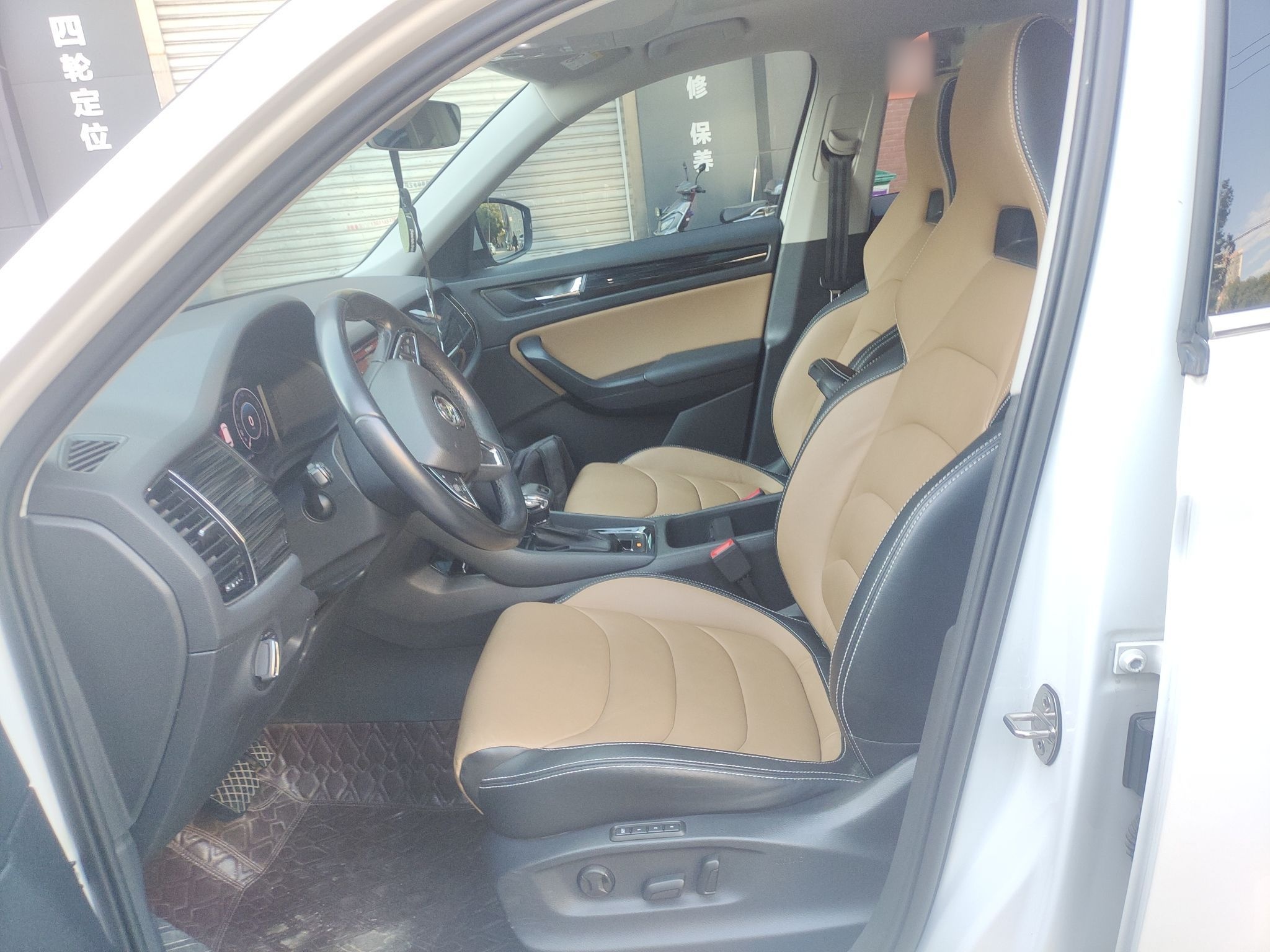 المقاعد الأمامية داخل السيارة