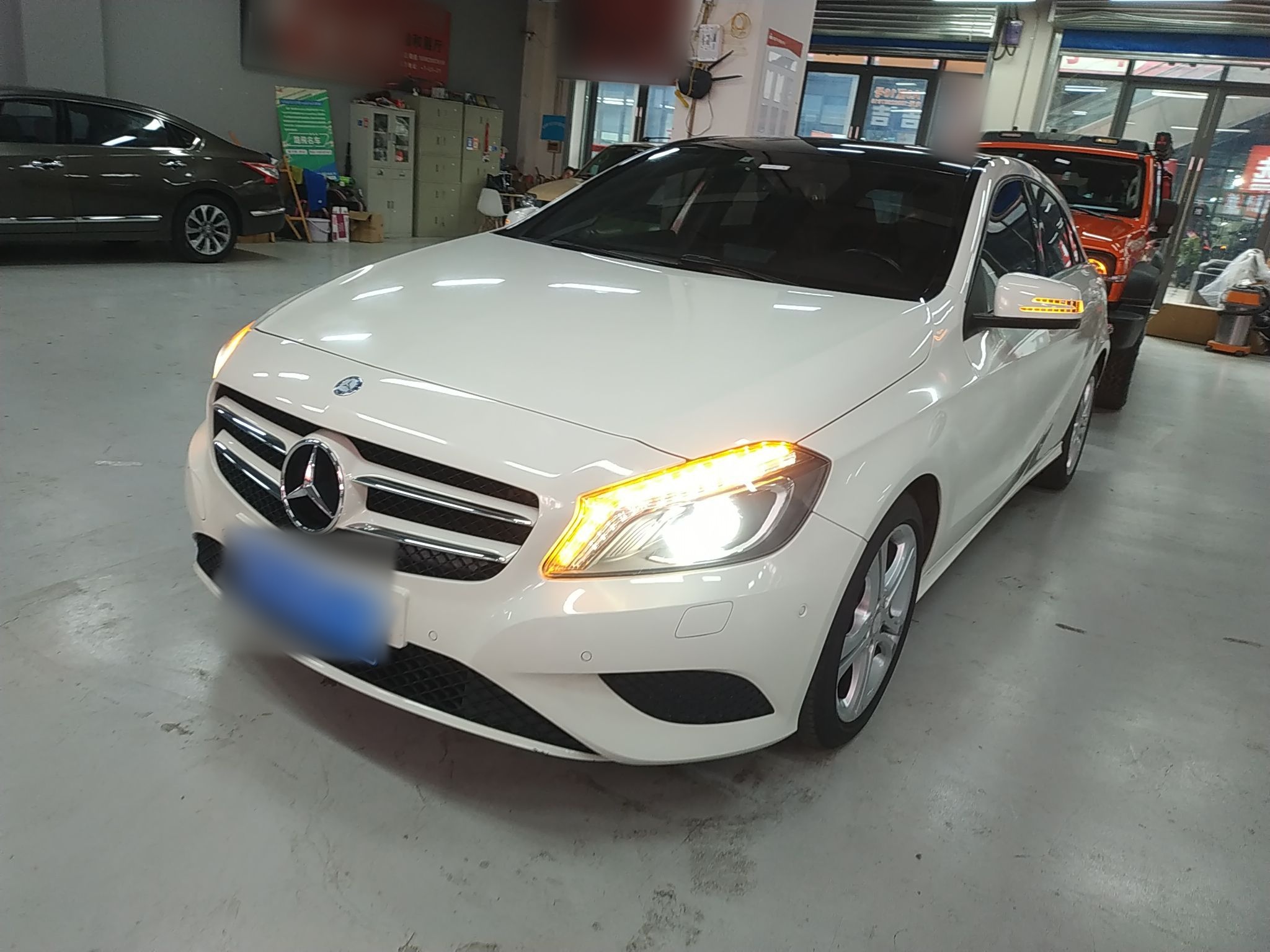 تحت مقدمة السيارة