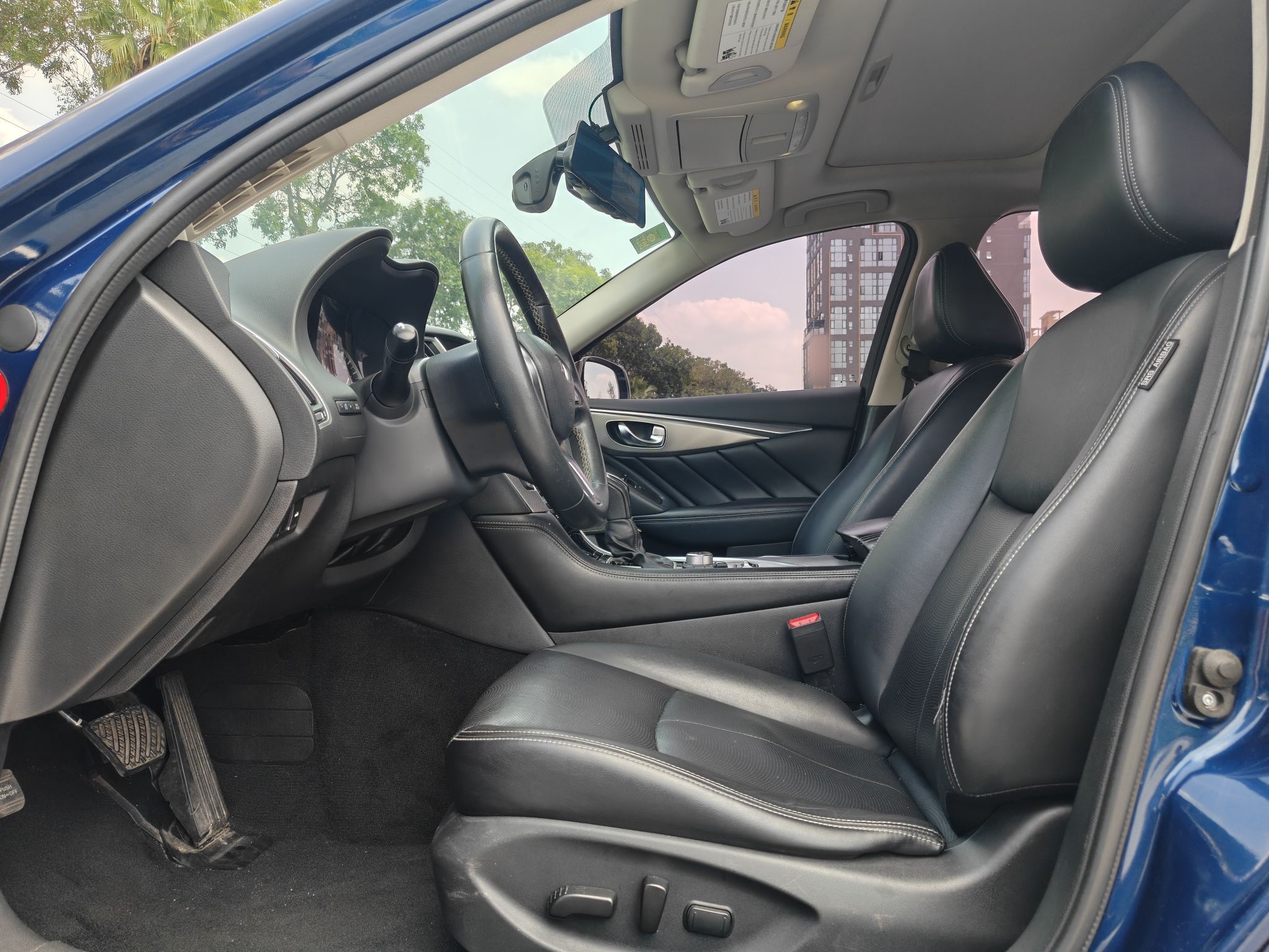 المقاعد الأمامية داخل السيارة