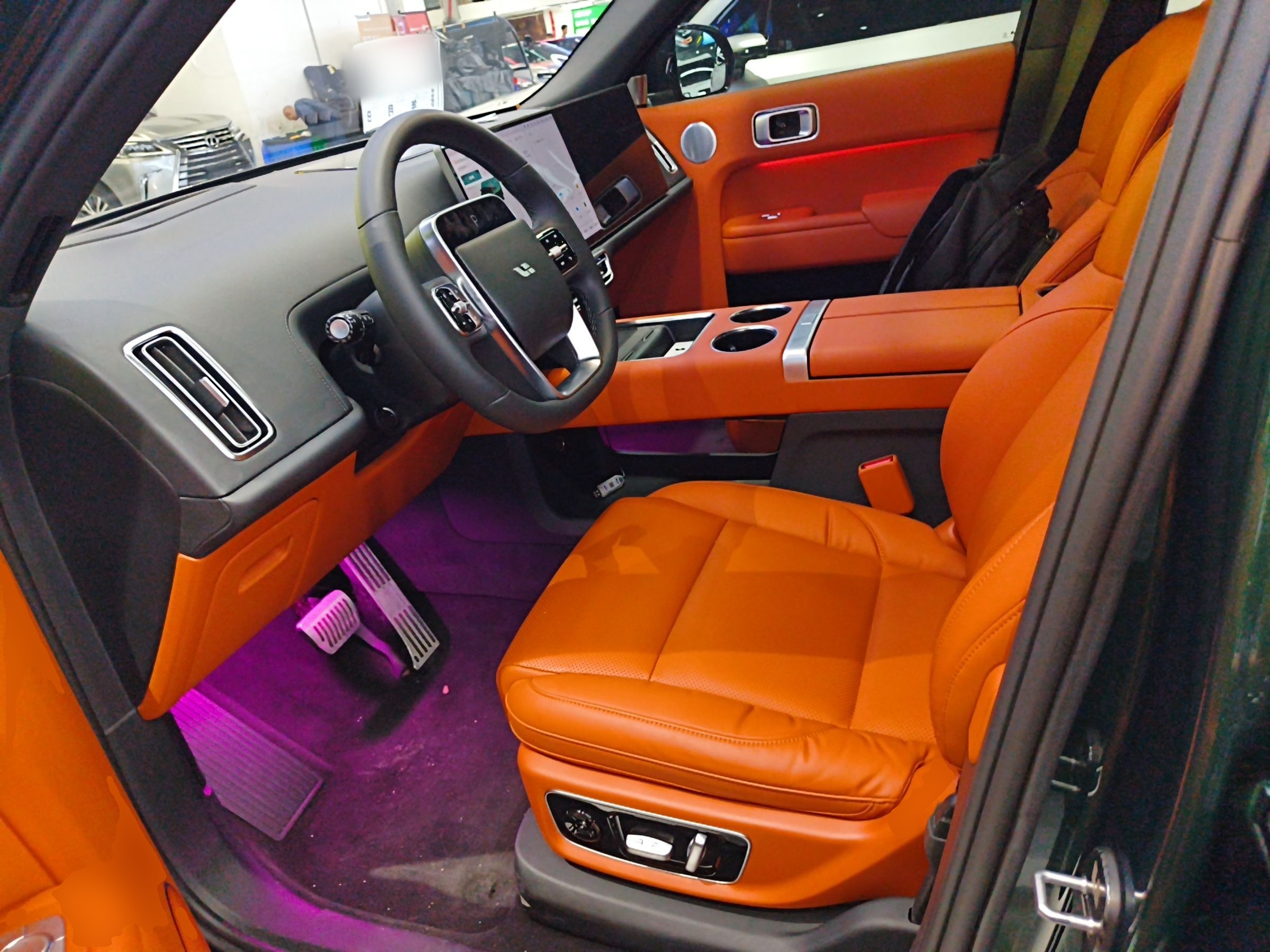 المقاعد الأمامية داخل السيارة