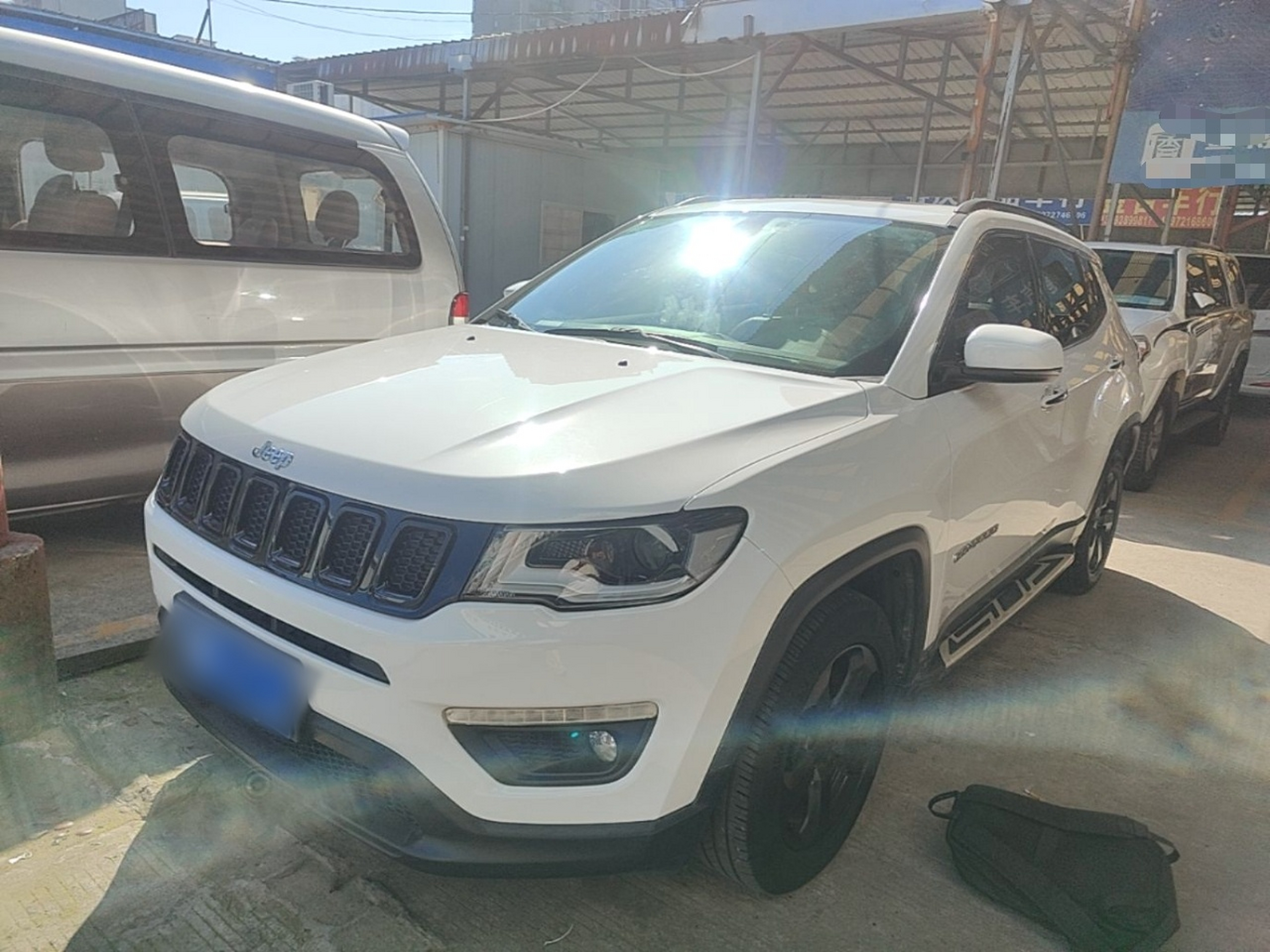 Под передней частью автомобиля