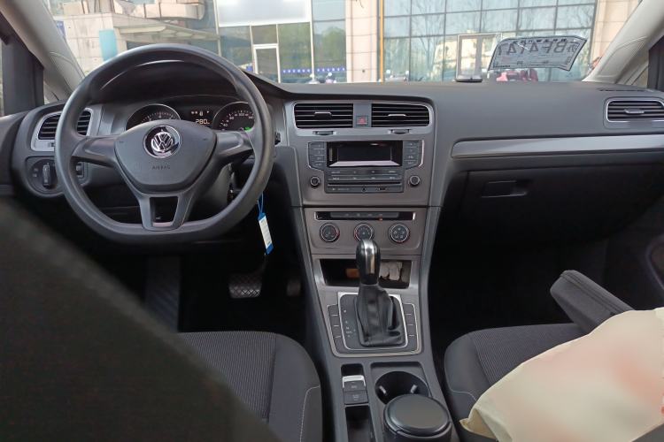 Used Volkswagen Golf 2014 1.6L Automatic Fashion Model Center Console