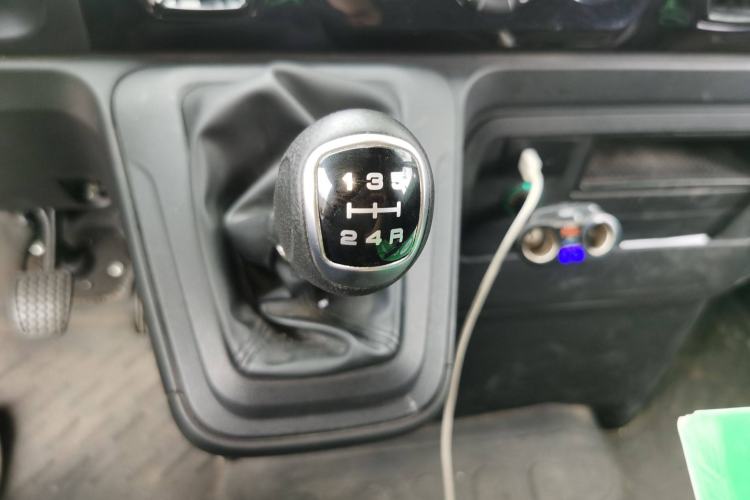 Used Iveco Daily 2021 2.5T A35 M1 Passenger Van 5-9 Seater Short Wheelbase Mid-Roof Design Single Tire Manual Doors