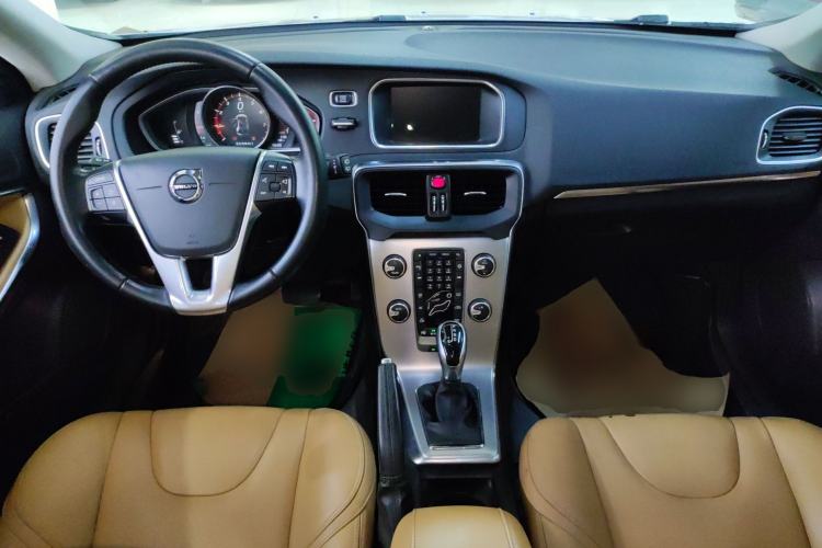 Used Volvo V40 2017 T4 Smart Luxury Edition