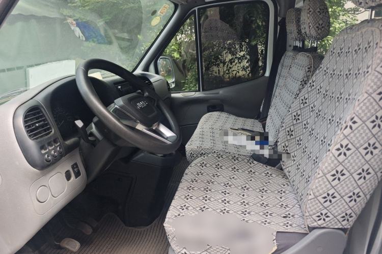 Ojetý JMC Transit 2019 2.8T Commercial Version Short Wheelbase Mid-Roof 3-Seater China VI Standard JX493