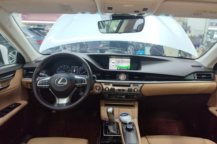 Used Lexus ES 2015 200 Comfort Edition Center Console