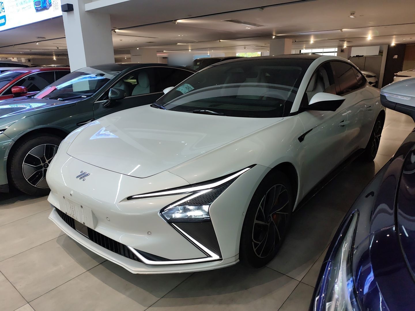 تحت مقدمة السيارة