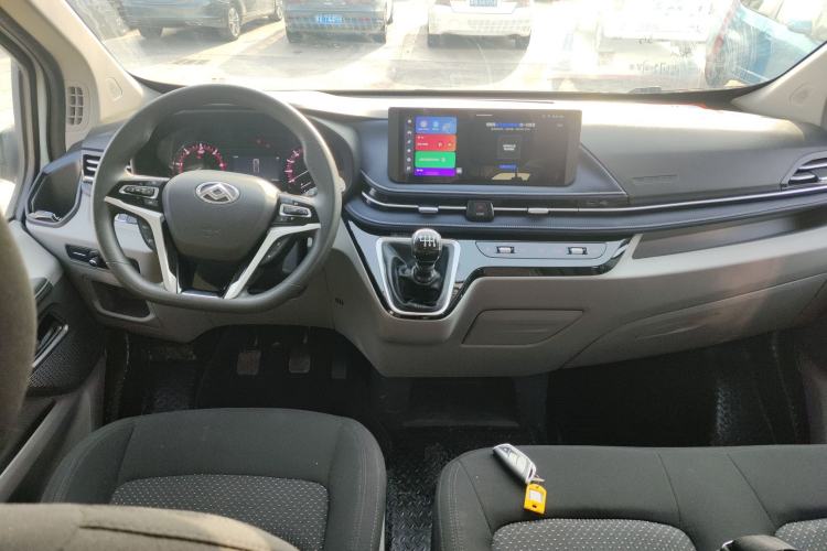 Used SAIC MAXUS Xintu V70 2023 2.0T Elite Edition Manual Transmission Short Wheelbase Low Roof 5/6 Seats (125 hp) Center Console