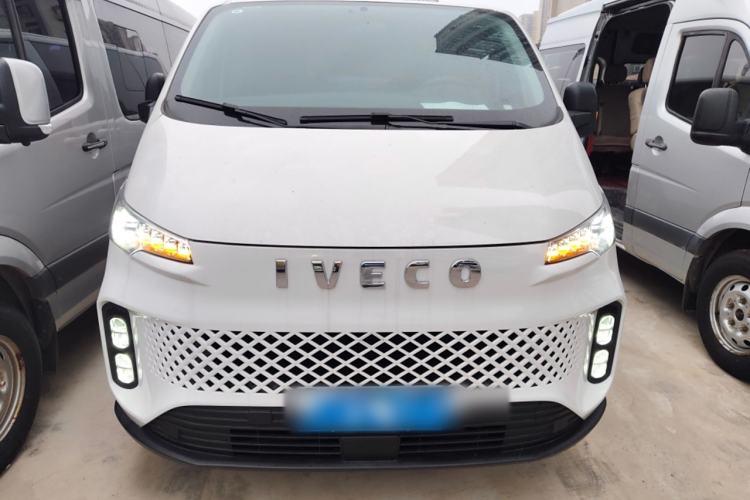 Used Iveco Fidato 2023 C30 Passenger Van 2.0T 93kW Manual Transmission Xingtu Edition Low Roof
