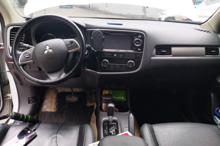 Used Mitsubishi Outlander 2014 2.4L 4x4 Deluxe Value Edition 5 Seats Center Console