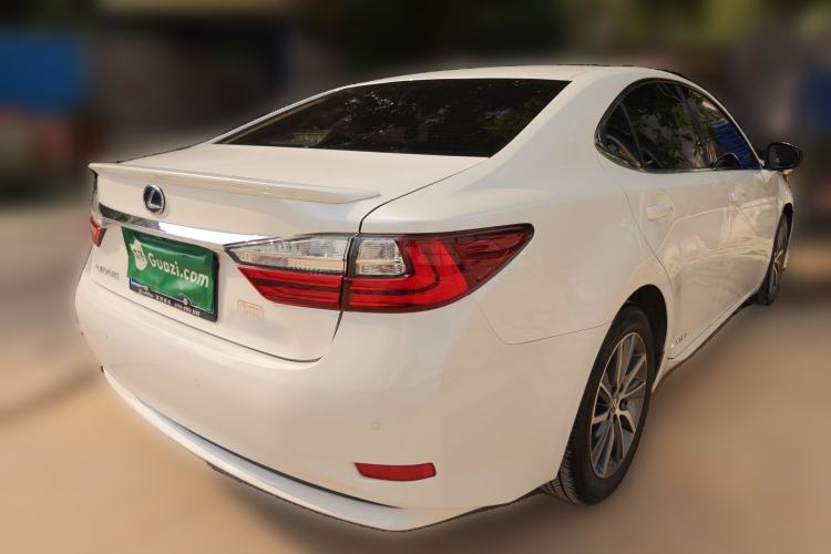 Used Lexus ES 2017 300h Mark Levinson Comfort Edition Rear Right 45 Deg