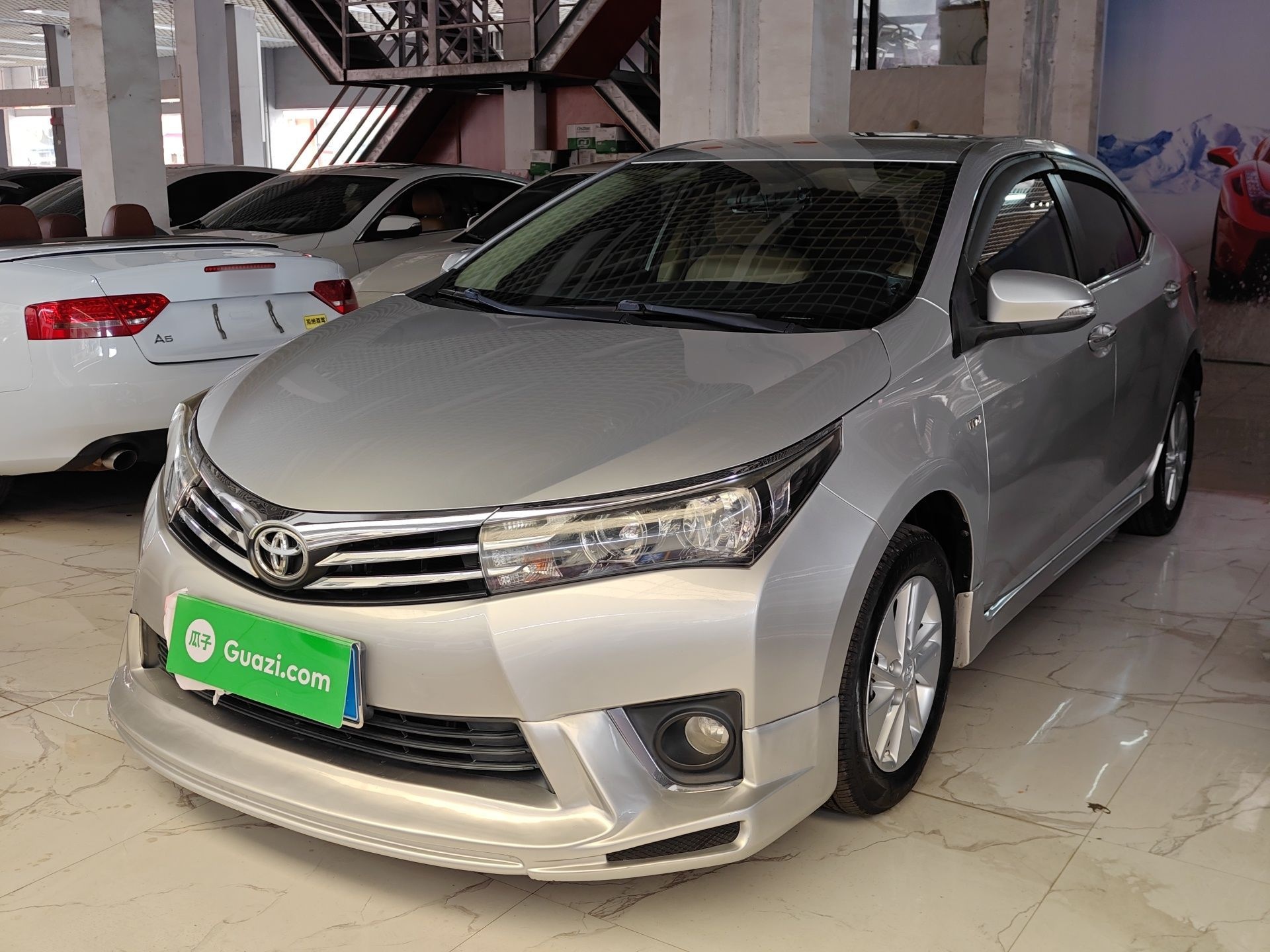 تحت مقدمة السيارة