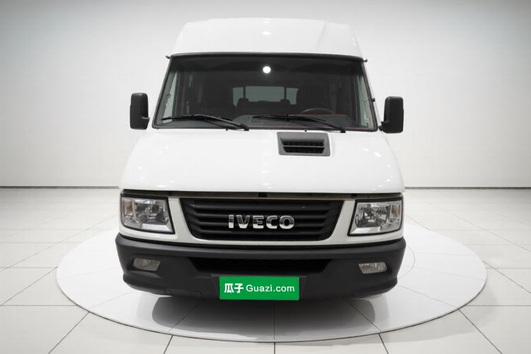 Used Iveco Daily 2021 2.5T A35 M1 Passenger Van 5-9 Seater Short Wheelbase Mid-Roof Design Dual Tires Manual Doors