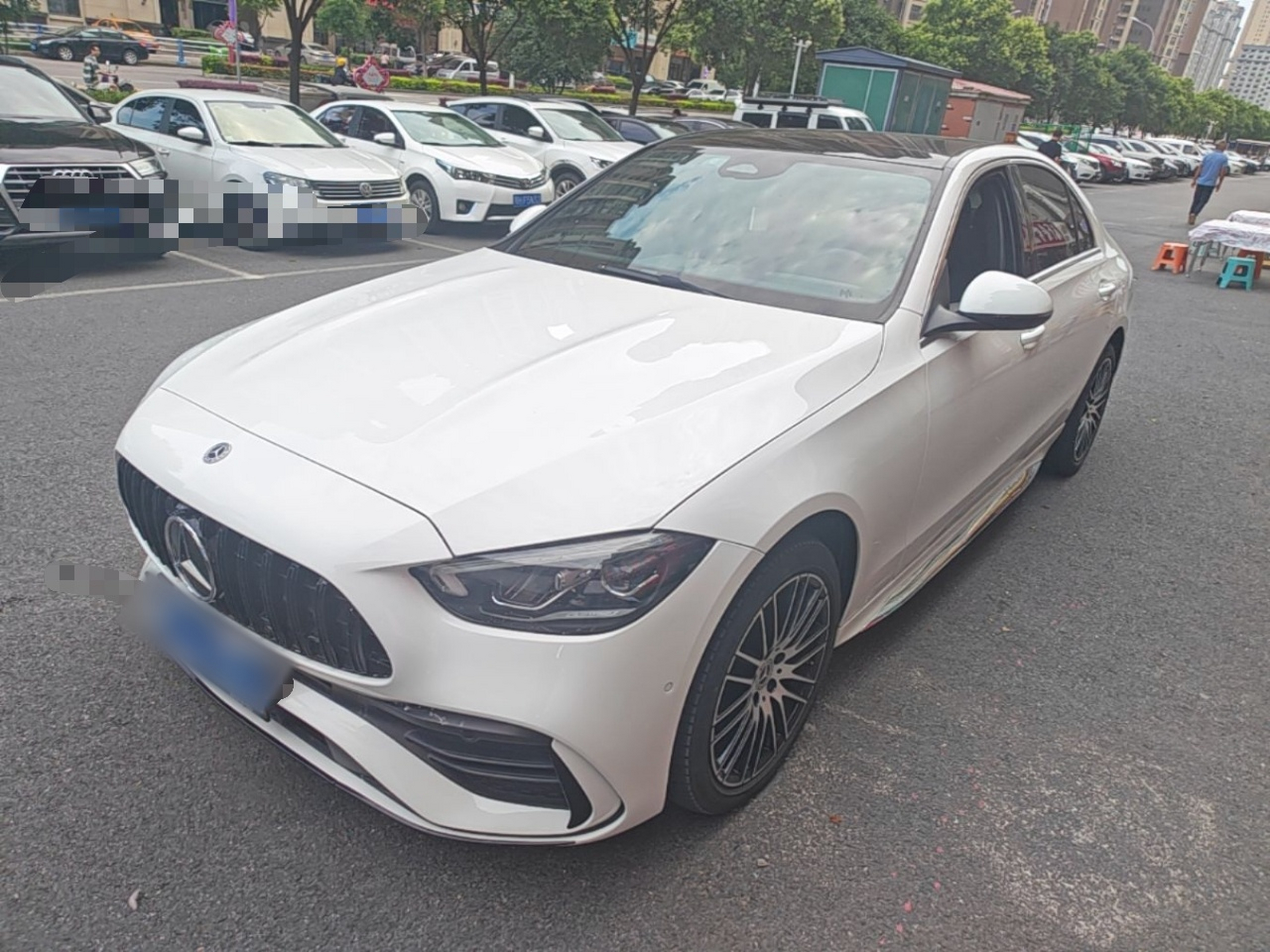 Под передней частью автомобиля